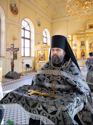 Митрополит Игнатий совершил вечернюю Литургию Преждеосвященных Даров в храме во имя святого апостола и евангелиста Иоанна Богослова при Саратовской православной духовной семинарии