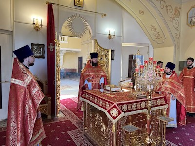 Выпускники СПДС в священном сане совершили богослужение