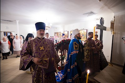 Митрополит Игнатий совершил Великое освящение Крестовоздвиженского подворья Свято-Алексиевского женского монастыря г. Саратова и Божественную литургию в новоосвященном храме