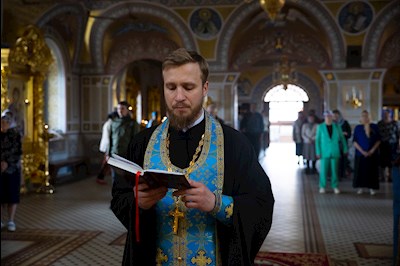 Митрополит Игнатий совершил вечернее богослужение с чтением акафиста Пресвятой Богородице в Свято-Троицком кафедральном соборе г. Саратова