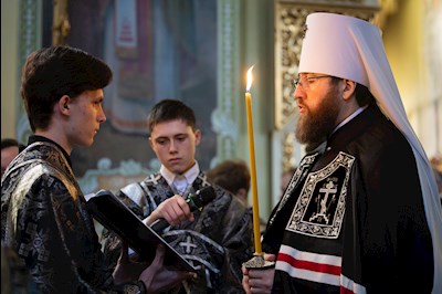 Митрополит Игнатий совершил великое повечерие с чтением Великого покаянного канона преподобного Андрея Критского в Покровском соборе г. Саратова