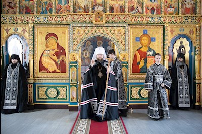 Митрополит Игнатий совершил великое повечерие с чтением Великого покаянного канона преподобного Андрея Критского в Свято-Никольском мужском монастыре г. Саратова