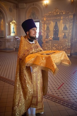 Митрополит Игнатий совершил Божественную литургию в Свято-Троицком кафедральном соборе Саратова