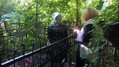 Прихожане Духосошественского и Всехсвятского храмов привели в порядок могилы священнослужителей