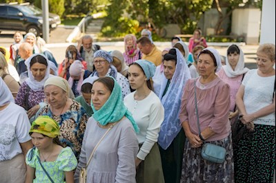 Митрополит Игнатий совершил Божественную литургию в Духосошественском соборе г. Саратова