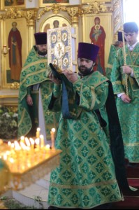 Божественная литургия и Великая вечерня в Свято-Троицком соборе Вольска