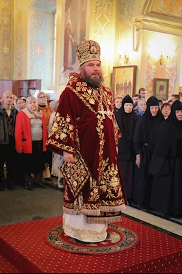Епископ Тарасий совершил Божественную литургию в Покровском соборе г. Саратова, у ковчега с мощами святого великомученика Георгия Победоносца