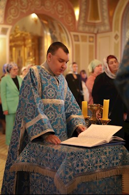 Вечернее богослужение с чтением акафиста Пресвятой Богородице в Свято-Троицком кафедральном соборе г. Саратова