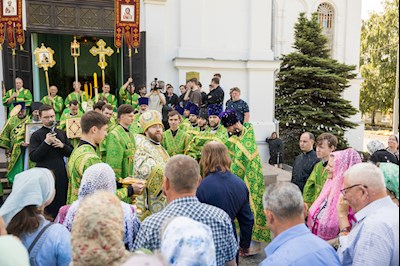 Митрополит Игнатий совершил Божественную литургию в Духосошественском соборе г. Саратова