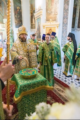 Митрополит Игнатий совершил Божественную литургию в Духосошественском соборе г. Саратова