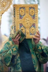 Божественная литургия и Великая вечерня в Свято-Троицком соборе Вольска