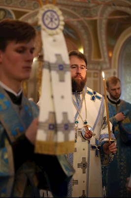 Вечернее богослужение с чтением акафиста Пресвятой Богородице в Свято-Троицком кафедральном соборе г. Саратова