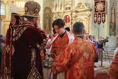 Епископ Тарасий совершил Божественную литургию в Покровском соборе г. Саратова, у ковчега с мощами святого великомученика Георгия Победоносца