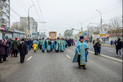 В Саратове прошел традиционный крестный ход с Казанской иконой Божией Матери