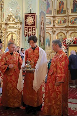 Епископ Тарасий совершил Божественную литургию в Покровском соборе г. Саратова, у ковчега с мощами святого великомученика Георгия Победоносца