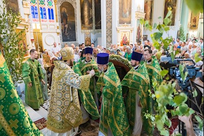 Митрополит Игнатий совершил Божественную литургию в Духосошественском соборе г. Саратова