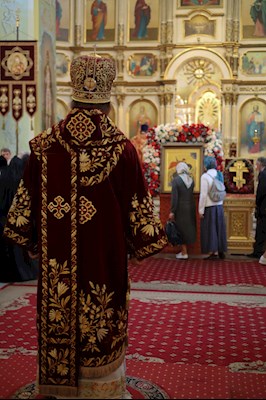 Епископ Тарасий совершил Божественную литургию в Покровском соборе г. Саратова, у ковчега с мощами святого великомученика Георгия Победоносца