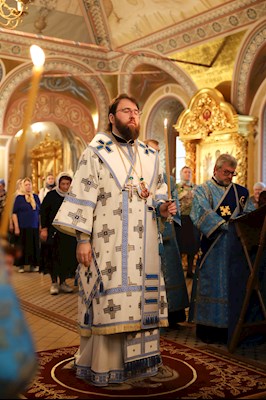 Вечернее богослужение с чтением акафиста Пресвятой Богородице в Свято-Троицком кафедральном соборе г. Саратова