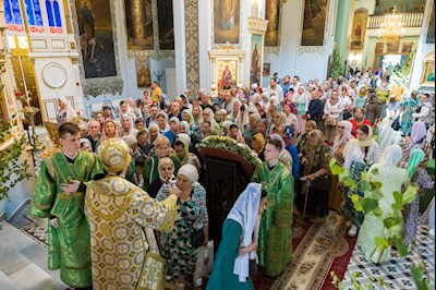 Митрополит Игнатий совершил Божественную литургию в Духосошественском соборе г. Саратова