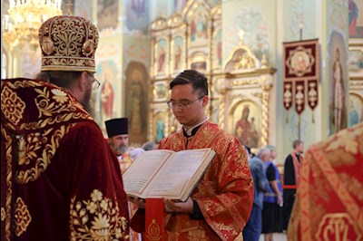 Епископ Тарасий совершил Божественную литургию в Покровском соборе г. Саратова, у ковчега с мощами святого великомученика Георгия Победоносца