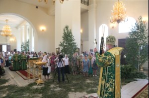 Божественная литургия и Великая вечерня в Свято-Троицком соборе Вольска