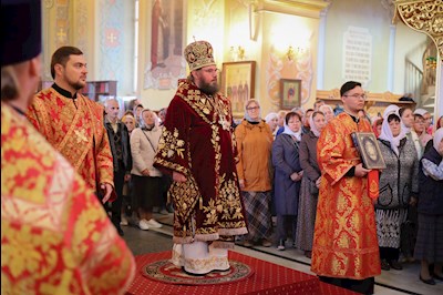 Епископ Тарасий совершил Божественную литургию в Покровском соборе г. Саратова, у ковчега с мощами святого великомученика Георгия Победоносца