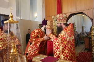 Митрополит Лонгин возглавил Литургию с сурдопереводом