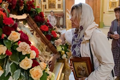 В Покровском соборе г. Саратова встретили ковчег с частицей мощей святителя Спиридона Тримифунтского