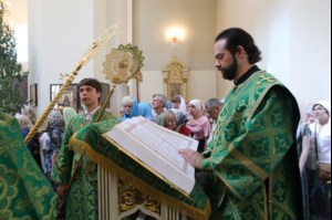 Божественная литургия и Великая вечерня в Свято-Троицком соборе Вольска