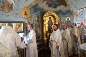 Крещальная литургия в Свято-Троицком соборе Саратова