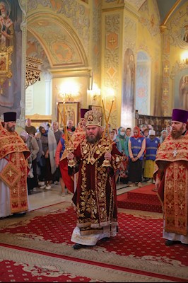 Епископ Тарасий совершил Божественную литургию в Покровском соборе г. Саратова, у ковчега с мощами святого великомученика Георгия Победоносца