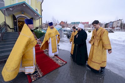 Митрополит Игнатий совершил Божественную литургию в Трехсвятительском храме г. Саратова