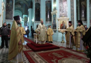 Архиепископ Элистинский и Калмыцкий Юстиниан совершил Божественную литургию в Духосошественском кафедральном соборе города Саратова