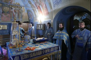 Вечернее богослужение с чтением акафиста Пресвятой Богородице в Свято-Троицком соборе Саратова