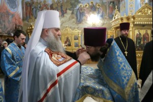 Божественная литургия в Свято-Троицком соборе Саратова