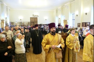 Божественная литургия на Архиерейском подворье — храме во имя преподобного Серафима Саровского г. Саратова