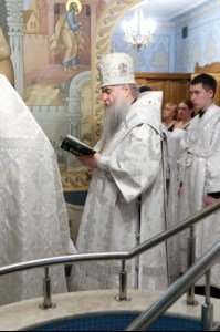 Крещальная литургия в Свято-Троицком кафедральном соборе города Саратова