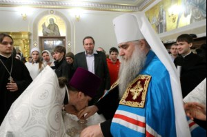 Митрополит Лонгин совершил Рождественское ночное богослужение