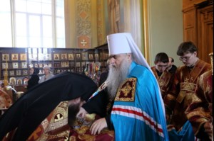 В Великий Четверг Митрополит Лонгин совершил Литургию Василия Великого и Чин умовения ног
