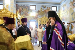 Епископ Пахомий совершил Божественную литургию в Свято-Троицком кафедральном соборе Саратова