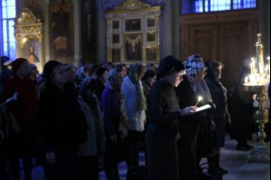 Великое повечерие с чтением канона преподобного Андрея Критского в храме в честь Покрова Пресвятой Богородицы г. Саратова