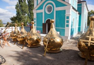Совершено освящение крестов и куполов строящегося храма во имя святого благоверного князя Михаила Черниговского и боярина его Феодора г. Саратова