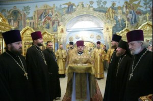 Митрополит Лонгин и Епископ Пахомий совершили Божественную литургию в Троицком соборе и молебен перед главной святыней Саратовской земли — образом Спаса Нерукотворного