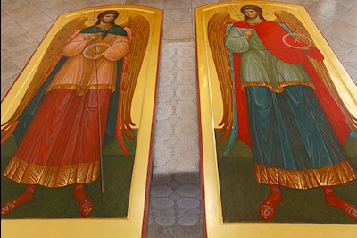 В саратовском храме апостола Иоанна Богослова освятили иконы для иконостаса