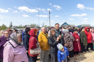 Митрополит Лонгин освятил колокола Свято-Никольского храма села Октябрьский Городок