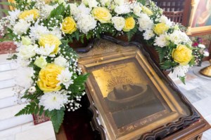 Божественная литургия на Архиерейском подворье — в храме в честь иконы Божией Матери «Утоли моя печали» г. Саратова