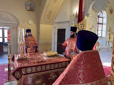 Выпускники СПДС в священном сане совершили богослужение