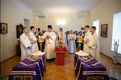 Совершена панихида по саратовским святителям