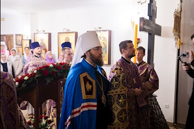 Митрополит Игнатий совершил Великое освящение Крестовоздвиженского подворья Свято-Алексиевского женского монастыря г. Саратова и Божественную литургию в новоосвященном храме