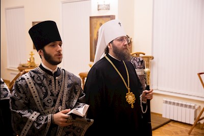 Митрополит Игнатий совершил ночную Литургию Преждеосвященных Даров в крестовом храме священномученика Гермогена, епископа Тобольского (Саратовского и Царицынского)